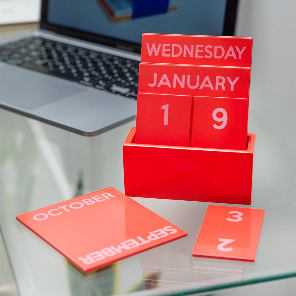 Petit calendrier perpétuel tout en couleur rouge