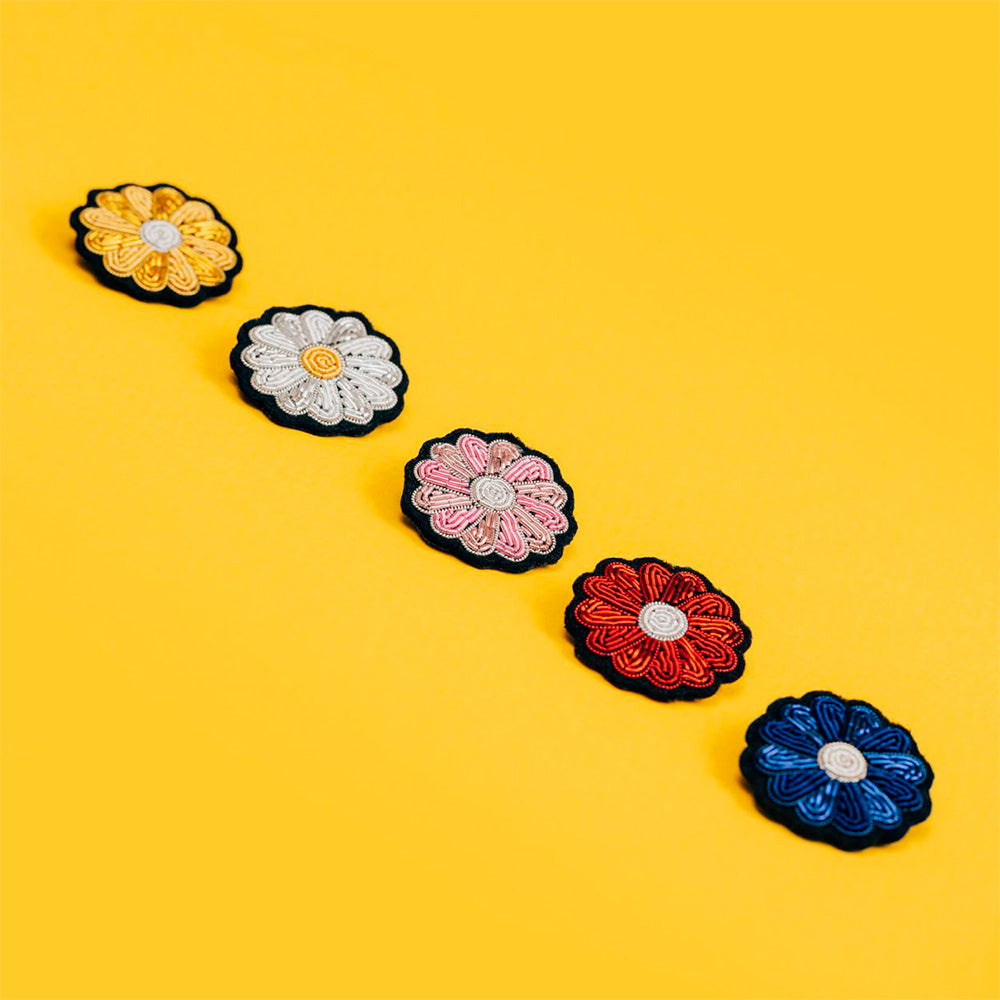 Mini broche marguerite dorée faite à la main