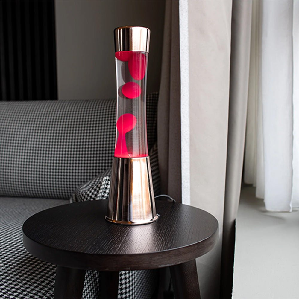 Lampe à lave avec base or rose, liquide transparent et lave magenta